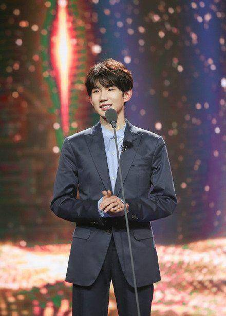 王劲松老师介绍王源小哥哥是歌手是联合国教育使者,而他还有很多重的