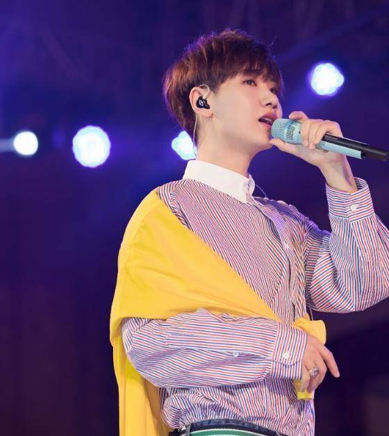 汪苏泷与靳梦佳参加聚会坐实恋情,情难自持当街亲吻太"猴急"_汪涵