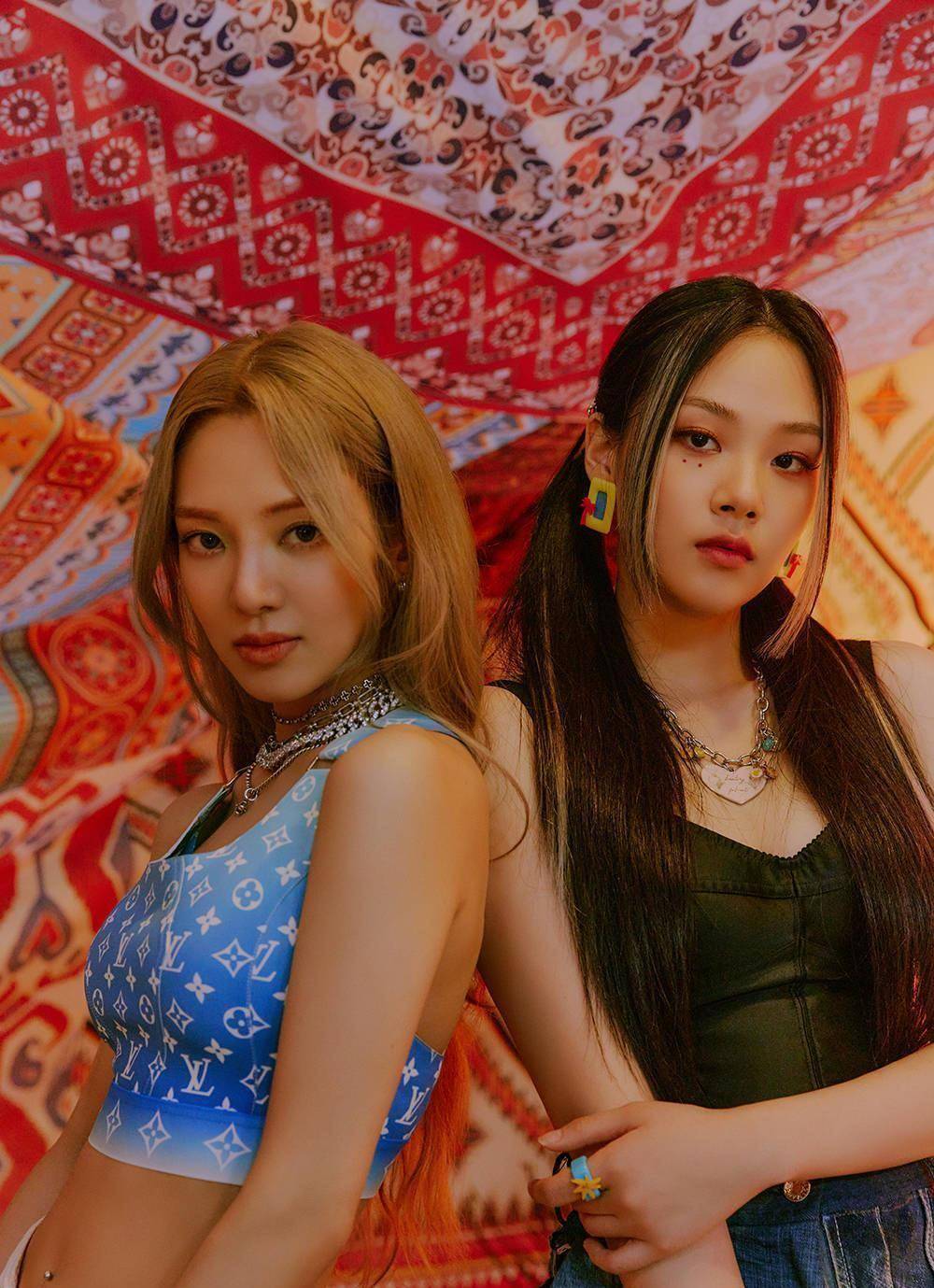 少女时代孝渊在老板李秀满身边翩翩起舞,可爱笑容太疗愈_工作_白色