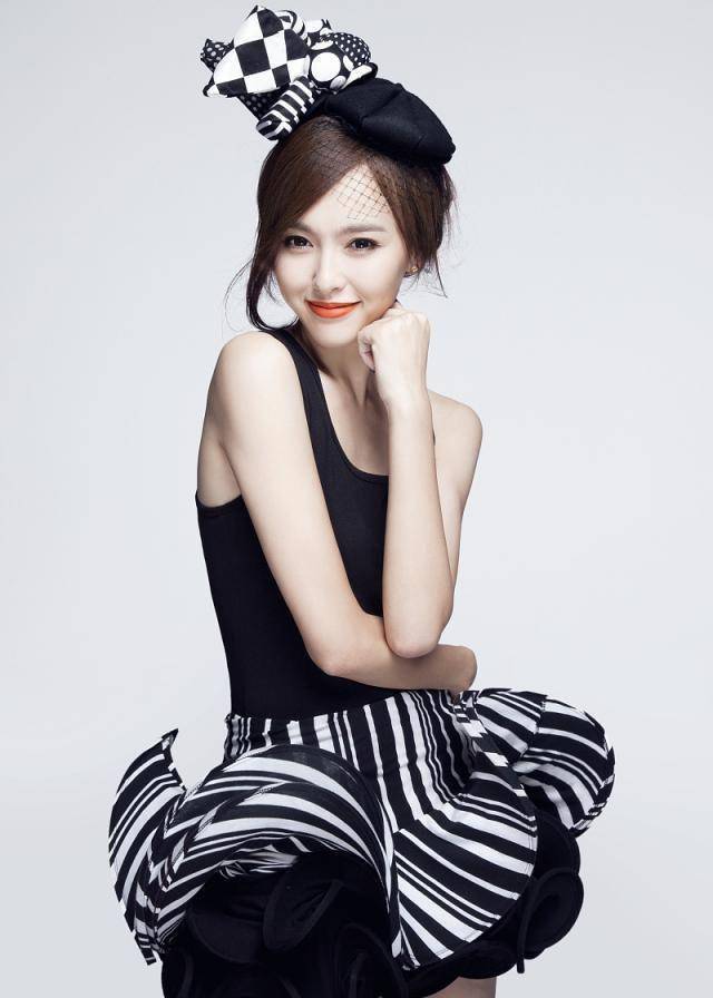 为了寻找出路唐嫣很下心来离开内地去了香港发展在那里他又遇到了一次