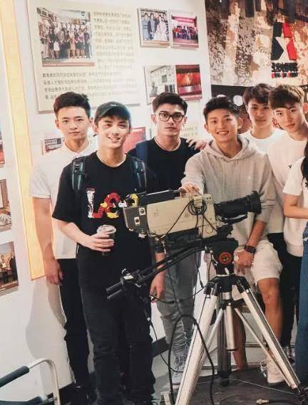 吴磊自称上大学没人追,原以为是谦虚,看他舍友才知什么是高颜值_生活