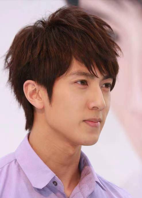 吴尊带儿女来中国上学,送娃坐大巴内心不舍,12岁女儿身高喜人_neinei