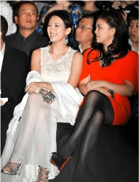 章子怡李湘罕见同框,一个穿白裙显廉价,另一个红裙黑丝超贵气_造型