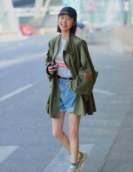 唐艺昕真会穿,风衣配超短裤显高又减龄,成为小个子穿搭模板_穿着_墨