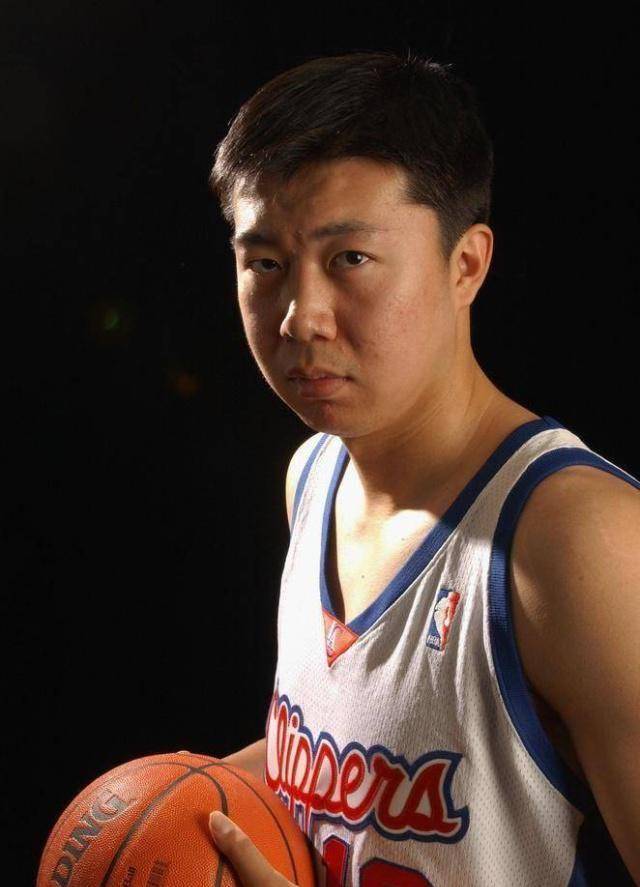 在去年与90后年轻女主持人周蕾领取结婚证之后,王治郅正式选择在五一