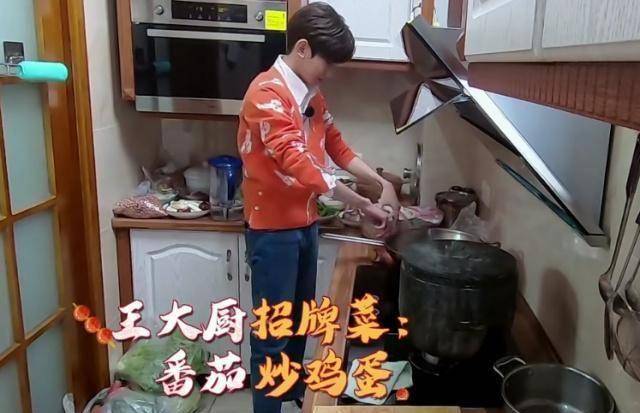 王源亲自做饭,却因这一细节让人心疼,难怪王妈妈现在这么后悔!
