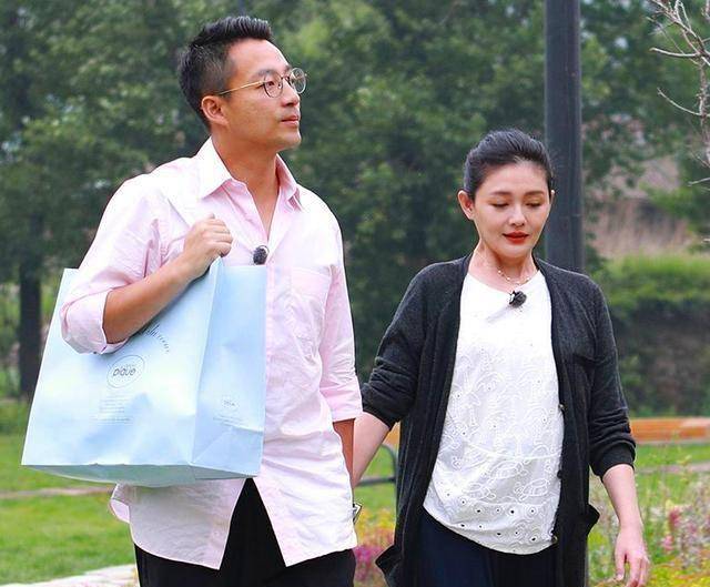 汪小菲微博"取关"大s,二人关系从夫妻变路人,除了孩子无交集_徐熙媛