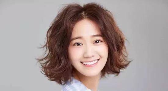 郑湫泓的古装扮相清新可爱,有点撞脸鞠婧祎但是没有鞠婧祎精致,又有点