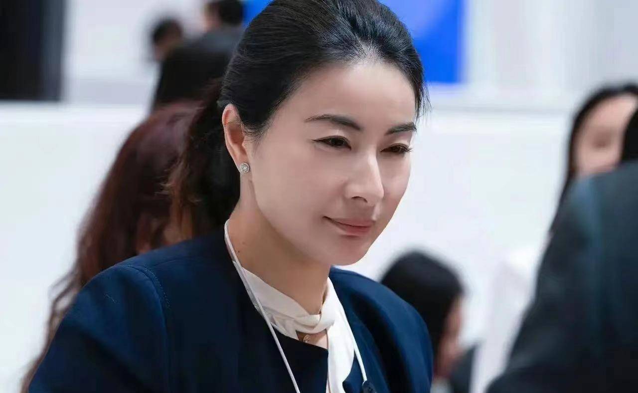 郭晶晶世界论坛年会发表演讲,西服打扮清爽又干练 全程淡定不怯场