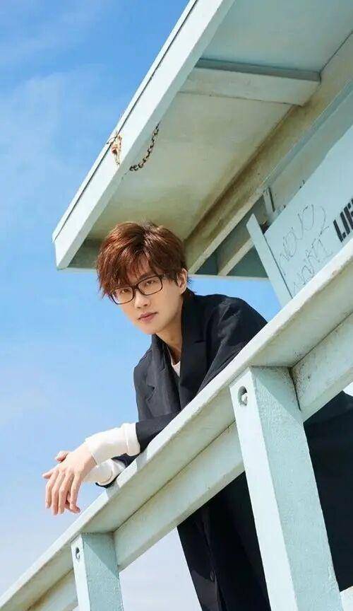 他是一位创作型歌手,十分低调的音乐才子,他叫vae_许嵩_歌曲_vae