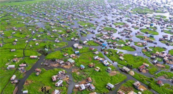 贝宁中部地区的阿波美王国在17世纪时,国力变得日益鼎盛,并频繁地骚扰