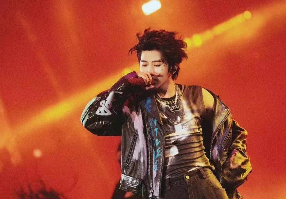 这些喊着蔡徐坤"哥哥",掏空零花钱为他打榜的人,并非都是富家子弟