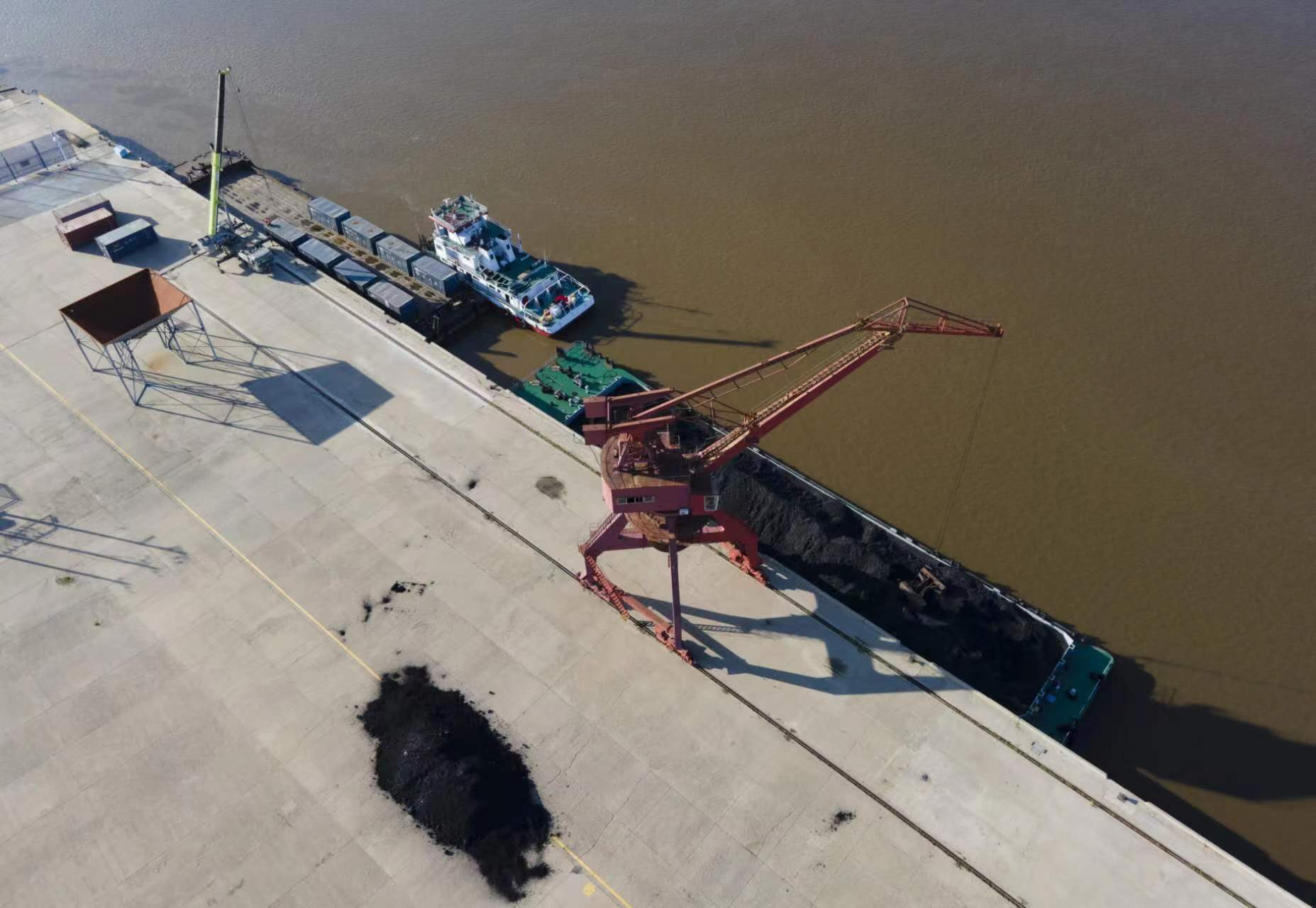 嘉荫县委书记陈旭说:"嘉荫县将把发展口岸经济作为立县支柱产业