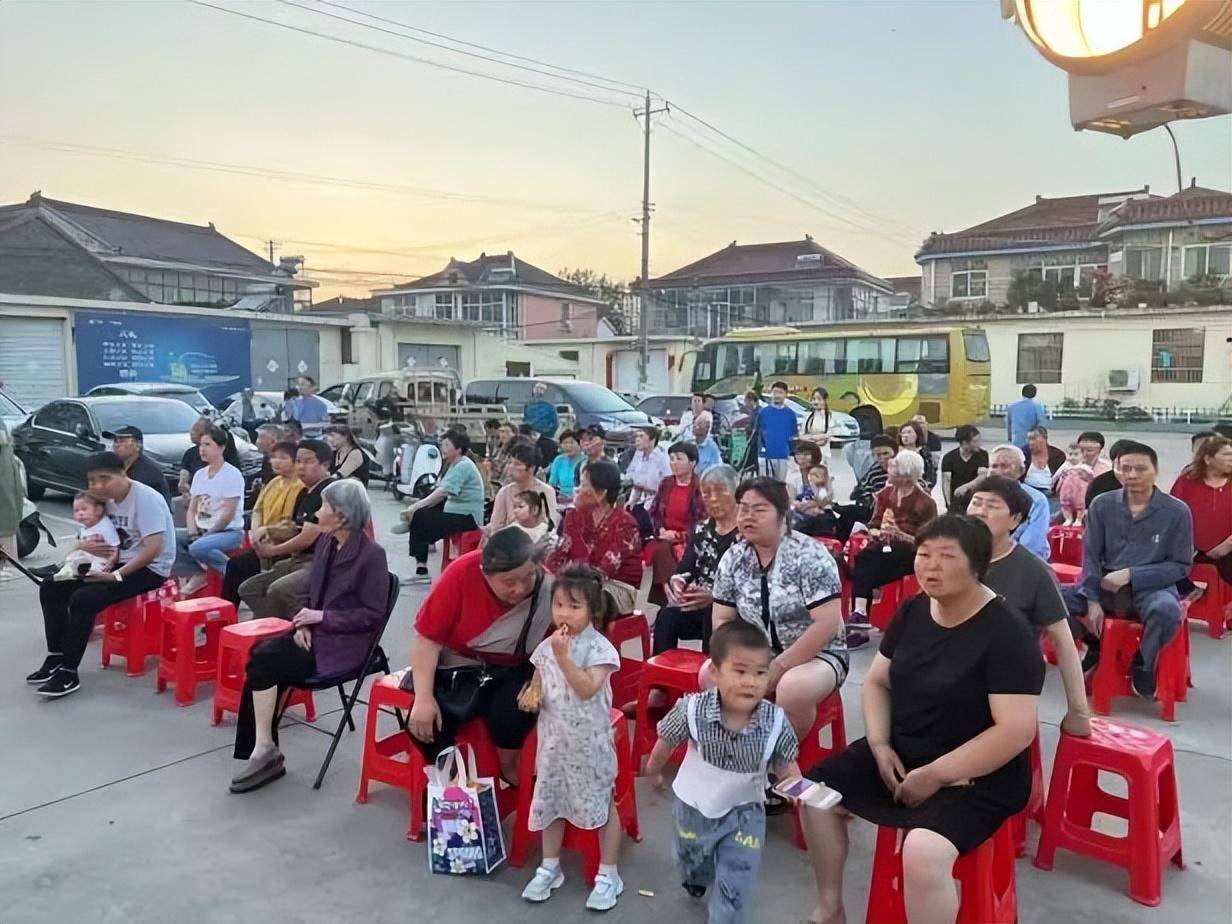 泰州京泰路街道:弘扬传统文化 戏曲惠民演出_社区_居民_观众