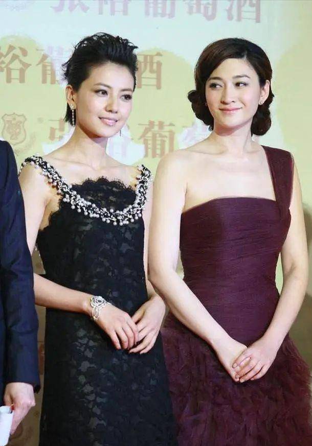 43岁的高圆圆与47岁的李小冉同框,仅相差4岁,聪明的姑娘和干瘪的大妈