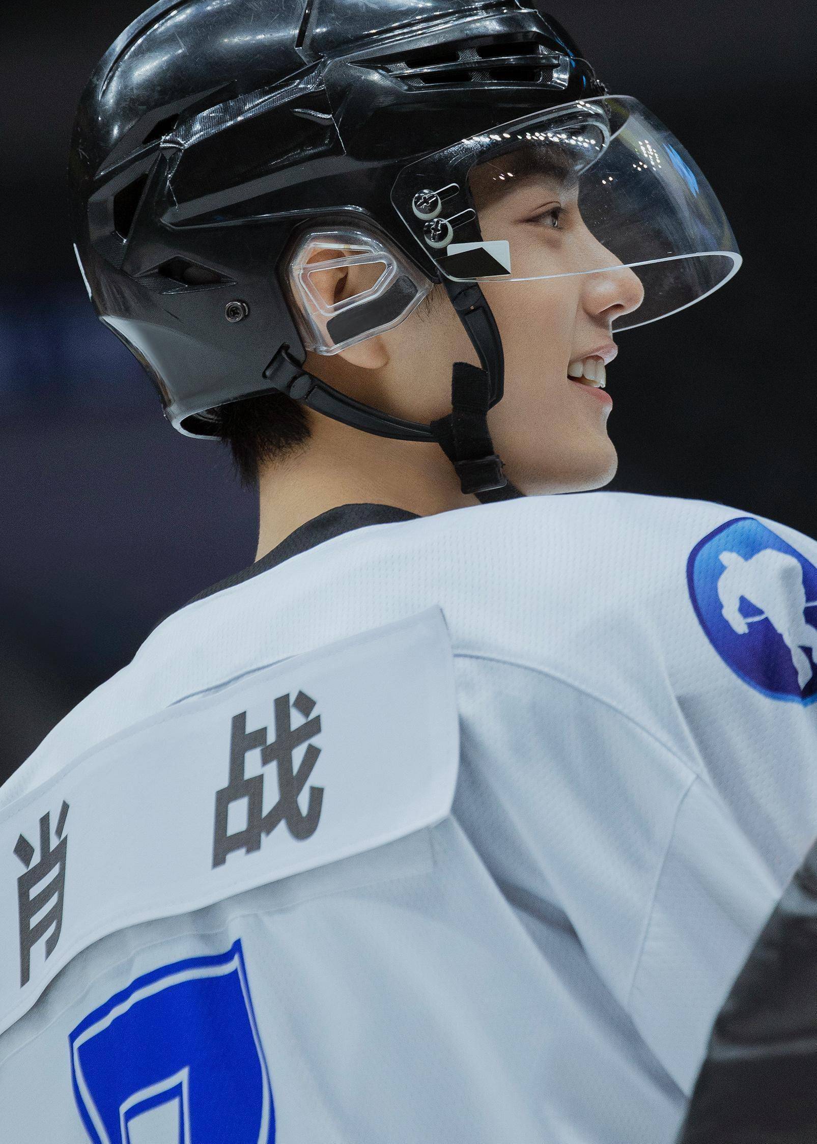 肖战新综艺《冬梦之约》,身穿白色冰球运动服解锁新角色,强健帅气