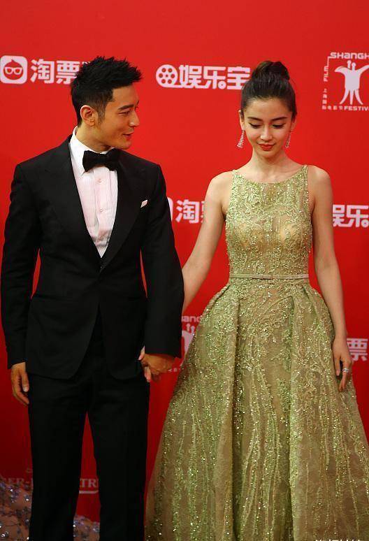 这个过程中,她也合作过不少当红男艺人,像钟汉良,赵又廷,邓伦,朱一龙