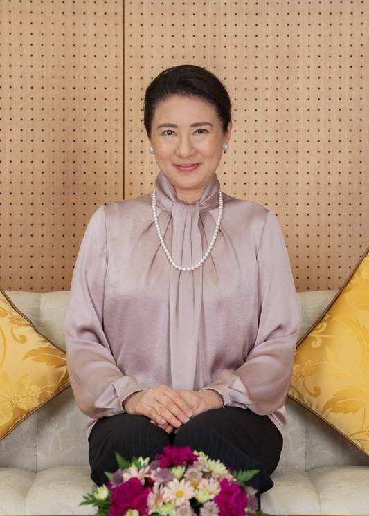 雅子皇后迎57岁,绸缎上衣配珍珠优雅,与德仁甜蜜互动,取消庆祝_爱子