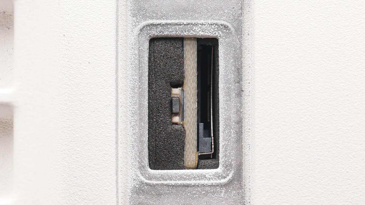 拆解长视高清网络监控摄像机看看_供电_螺丝钉_摄像头