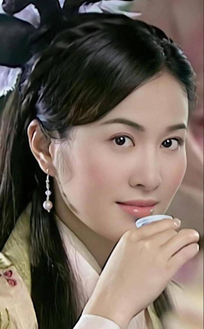 叶璇穿"免职裙"带货惹争议,为博眼球无下限,曾公开挂素人照片_直播_女