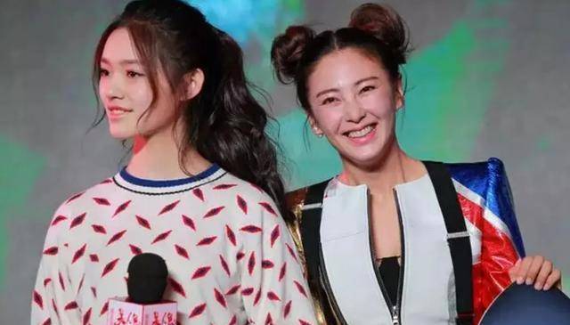 张雨绮和众女星红毯同框图,盘靓条顺不输张梓琳,网友:真的门面_感觉