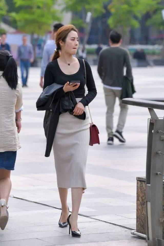 路人街拍,女子黑色针织背心搭配工装裤,落落大方_气质_短裙_女生