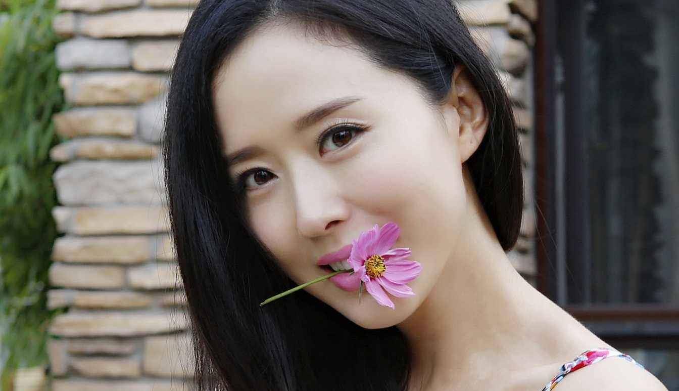 与黄晓明,赵薇,陈坤,郭晓东,何琳为同班同学,与赵薇,何琳三人并称"