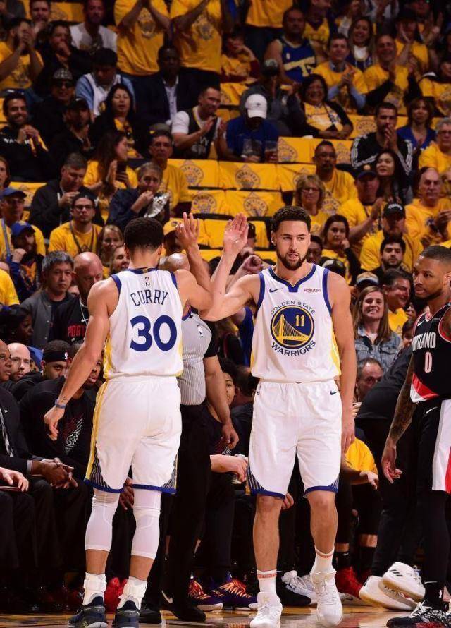 疯狂的追分并没有帮助开拓者取得胜利,最后时刻,勇士用了一套新的死亡