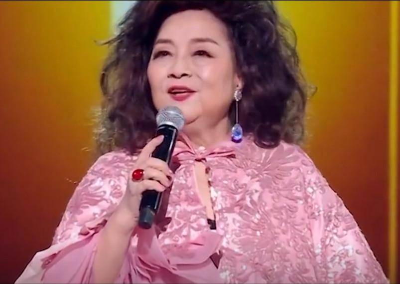 香港歌手徐小凤被质疑是假唱_网友_刘德华_话筒