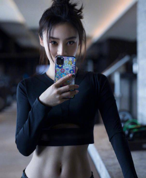 44岁刘涛晒马甲线,4块腹肌令人羡慕,中年女性如何雕刻马甲线?