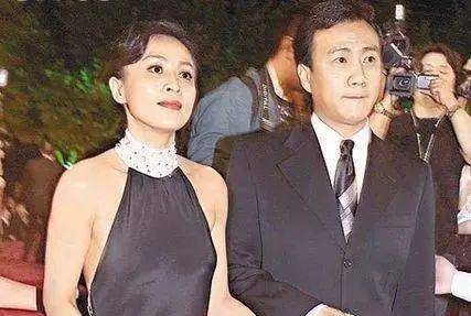 两人关系亲密,由不得人不多想,王菲怀孕时,刘嘉玲来探望就是胡军作陪