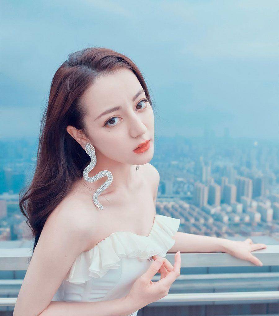 原版迪丽热巴出场事故,男粉冲上台求婚,汪涵及时救场_反应_王一博