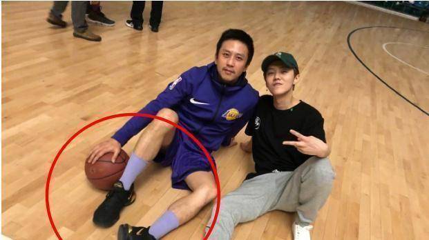 宣布退出跑男后,邓超与鹿晗合影,脚上丝袜亮了!_儿子_演唱会_袜子