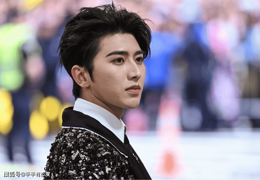 蔡徐坤粉丝纷纷表示让蔡徐坤直播,他回应语气跟平常不一样,很有可能是