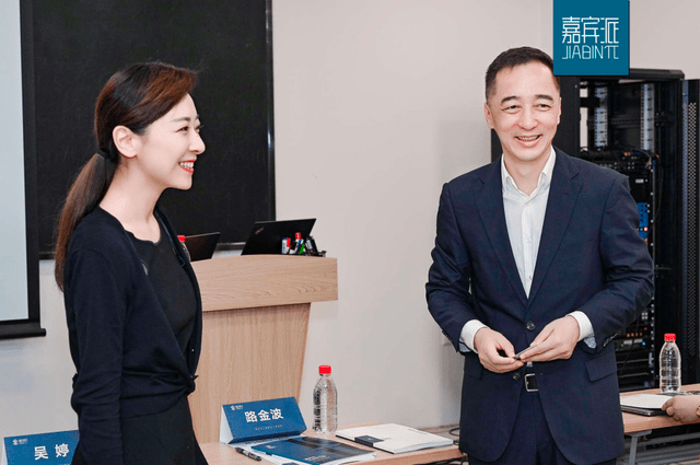 嘉宾商学吴婷率嘉宾派校友企业家访学果麦文化,董事长路金波授课_价值