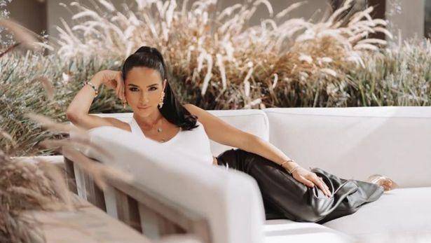 娜塔莎鼓励道,"当我们消极地看待金钱时,我们就会产生一个认知障碍