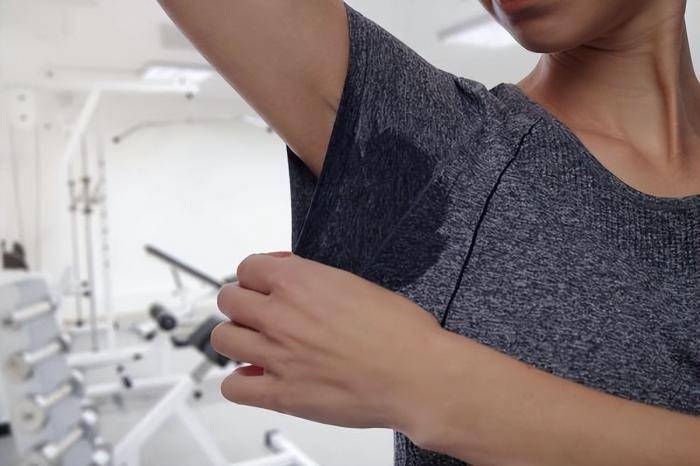 一旦出现狐臭,3种方法来缓解尴尬_脱毛_皮肤_进行