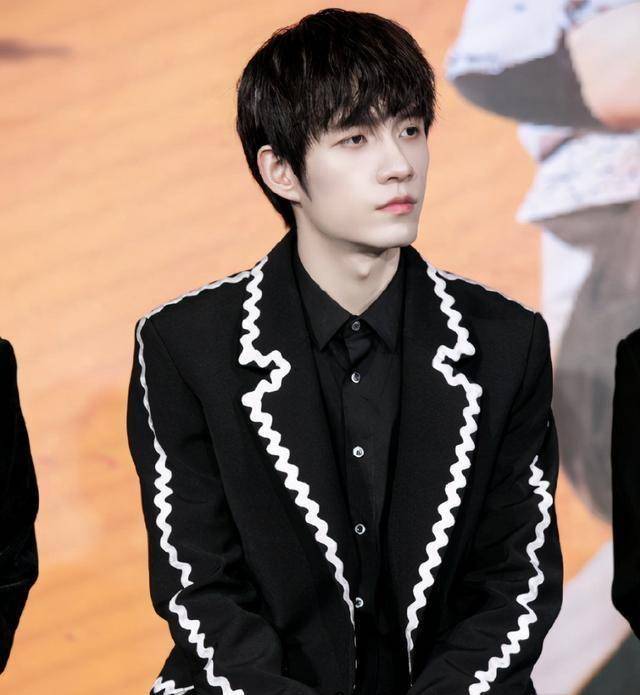 网传r1se张颜齐疑与女友同居,女方为首唱会制作人母丹?