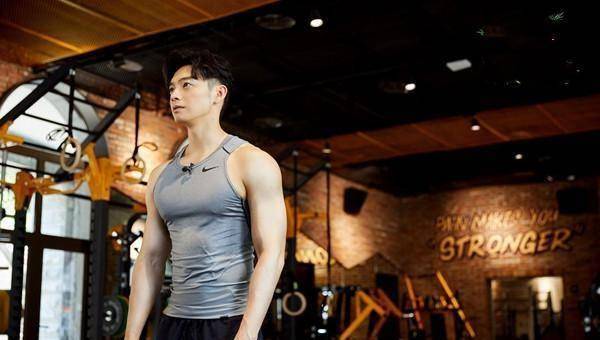 辰亦儒晒健身照,肌肉发达,与吴尊不相上下_组合_皮肤_因为