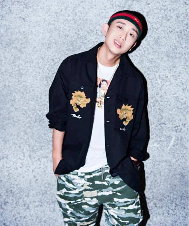 gai罕见晒娃正面照,儿子跟着音乐有节奏律动,网友:未来的rap_父亲