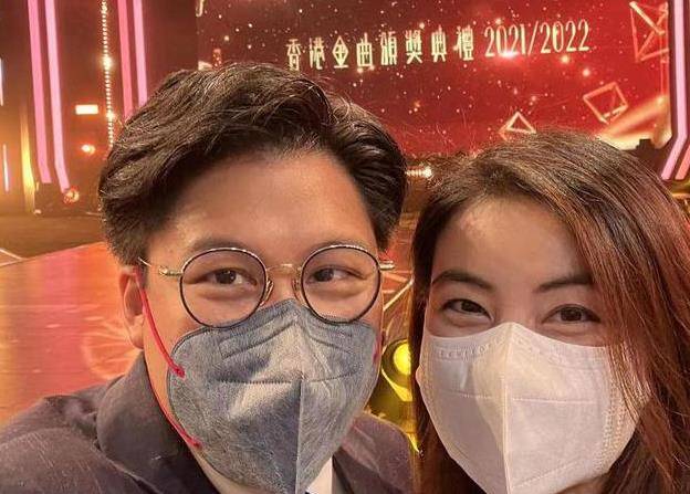 晶晶晒全家福为霍启刚庆生,1亿豪宅内部曝光,满地杂物一片狼藉_样子