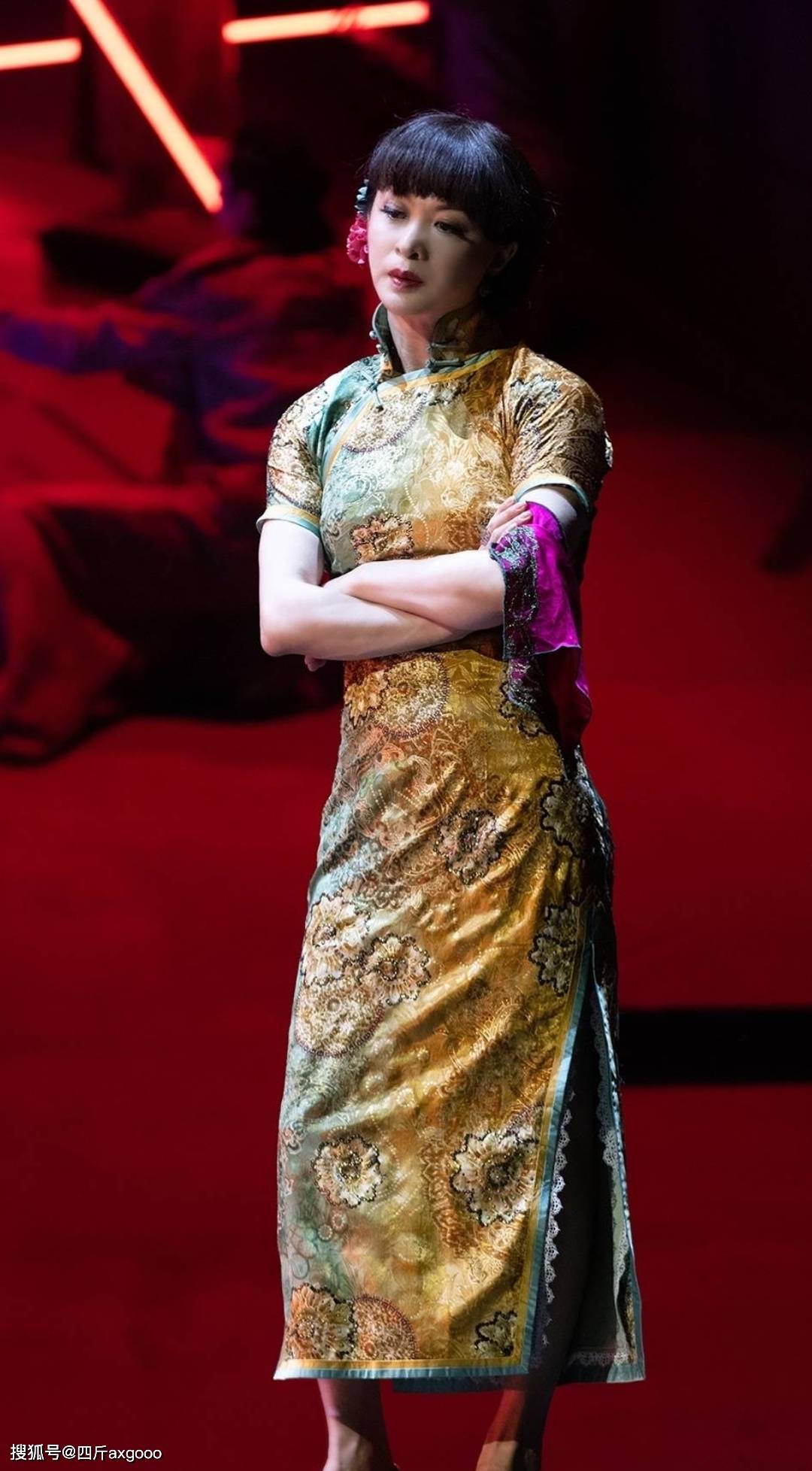 主持人金星吐槽女星捂胸口，穿深V走红毯还挡着，迪丽热巴疑躺枪