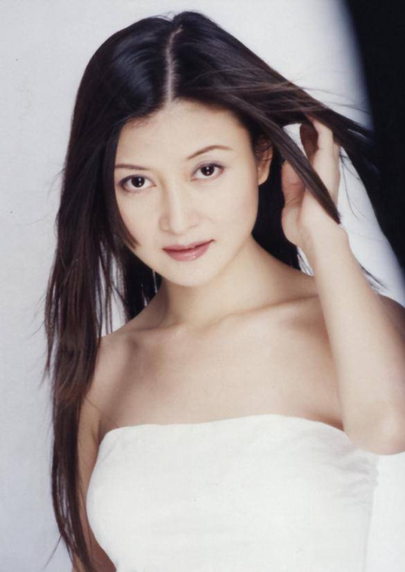 朱晓琳:15岁一曲走红,21岁退出歌坛,现在53岁的她枕边无人