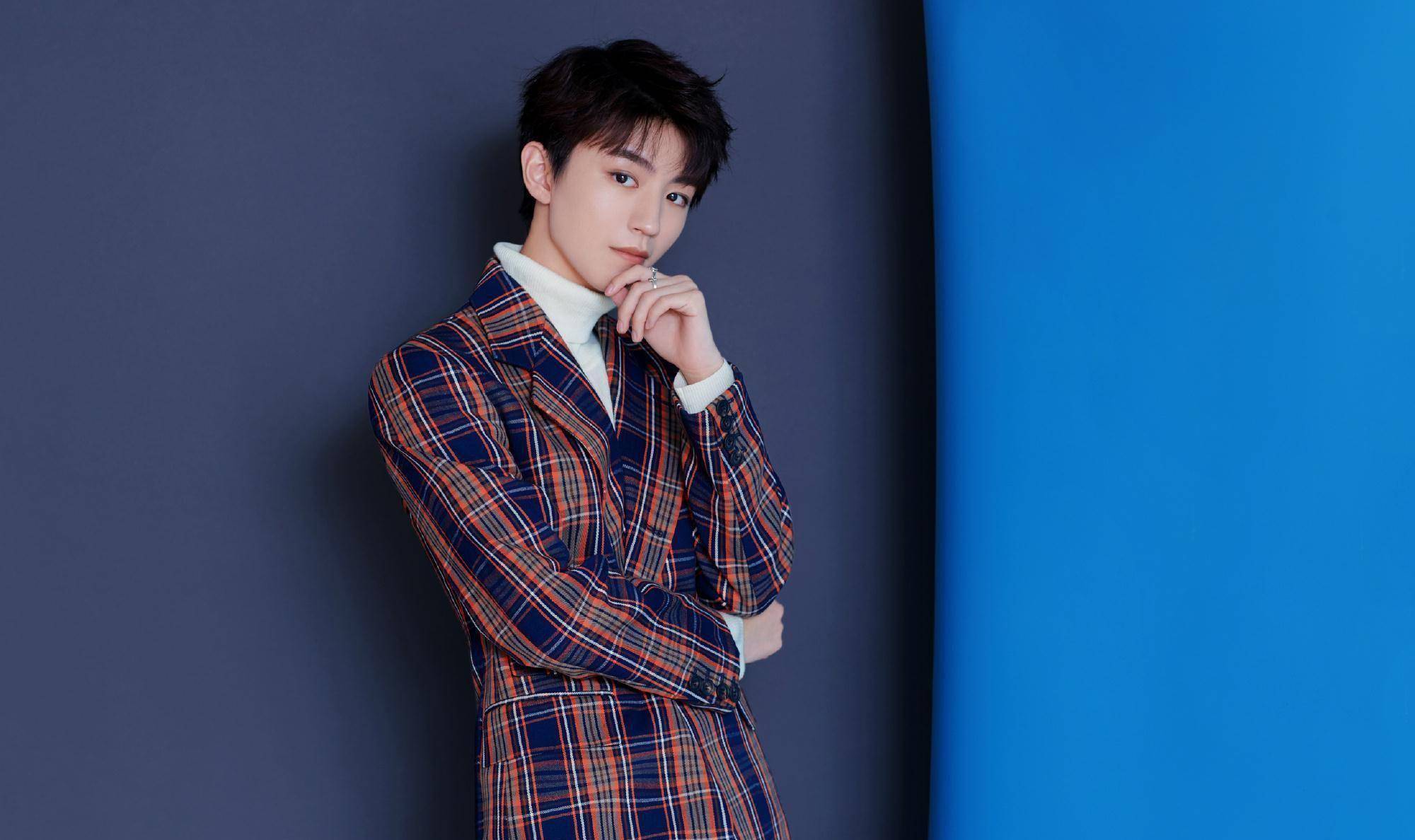 tfboys微博之夜未走红毯,但连唱三首歌,还领取三个新奖杯!