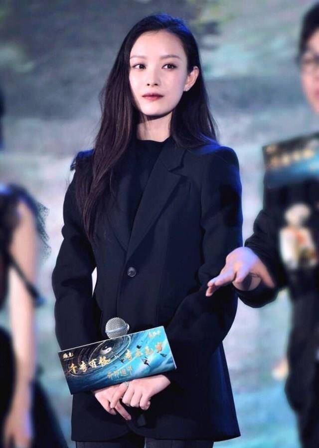 倪妮在电影《奇门遁甲》中扮演的是铁蜻蜓,代表速,是位雷厉风行的侠女