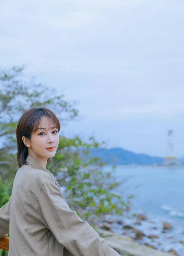 过去的一年是杨紫最难熬的一年,但她和剧中的贺顿一样,哪怕面对众人