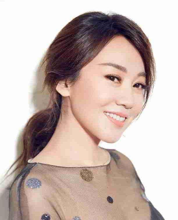 48岁闫妮衣品逆袭,身材瘦成"纸片人",把年龄活成了数字_减肥_训练