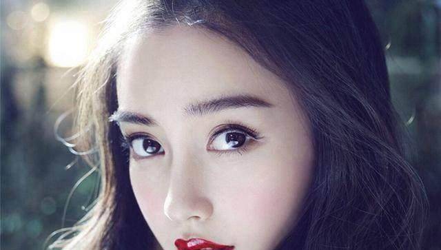 这个时候很多有怀孕经验的网友都说angelababy这样看电影是不对的