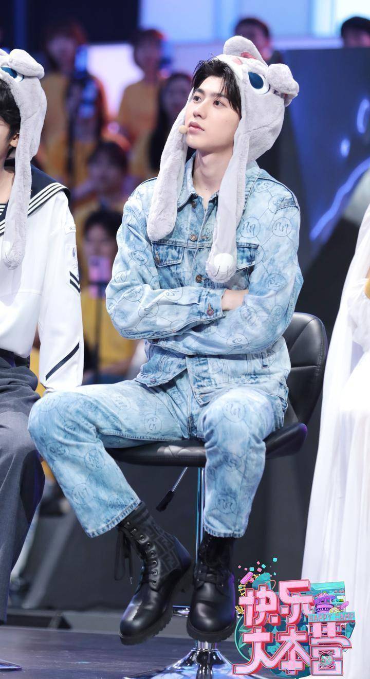 《快乐大本营》音乐奇妙夜热浪来袭,大厂男孩蔡徐坤黄明昊合体啦!