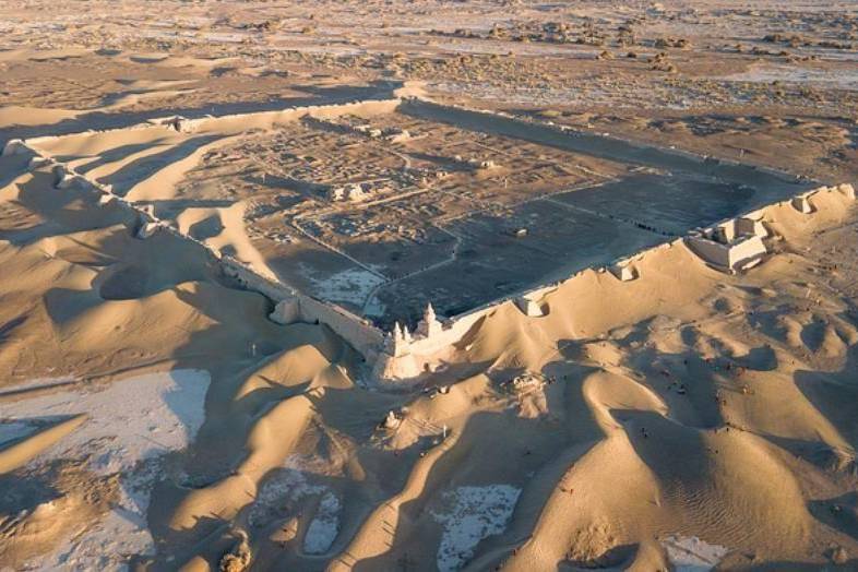 沉睡700多年的荒漠古城，许多珍藏已埋于沙下，去一趟门票百多元_手机搜狐网